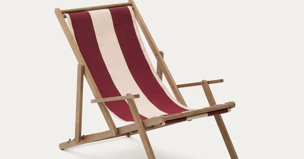 Transat pliable d’extérieur Vilara rayures grenat et beiges en bois d’acacia FSC 100 % | Kave Home®