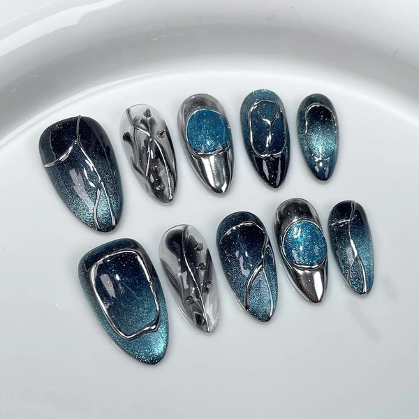 Ongles Galaxy Glitter bleu métallisé amande cateye chromé | Ongles holographiques style punk goth métallisé brillant Acubi style Acubi ombré style
