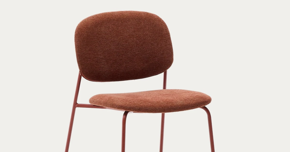 Chaise empilable Meli en chenille terracota et pieds en métal terracota FSC Mix Credit | Kave Home®