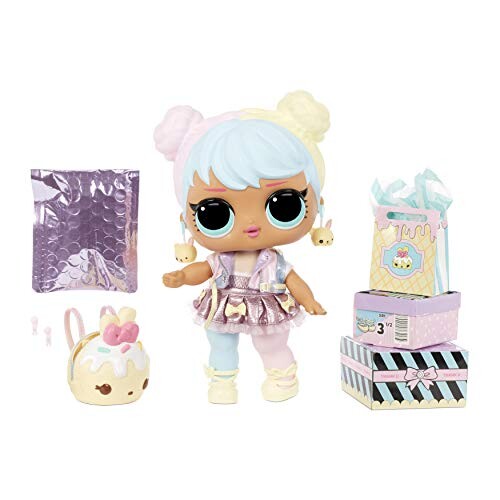 LOL Surprise Big BB (Big Baby) Bon Bon - Grande Poupée de 28cm, Déballez des Tenues, Chaussures, Accessoires, Contient un Bureau, une Chaise et une Toile de Fond - 3 ans et plus