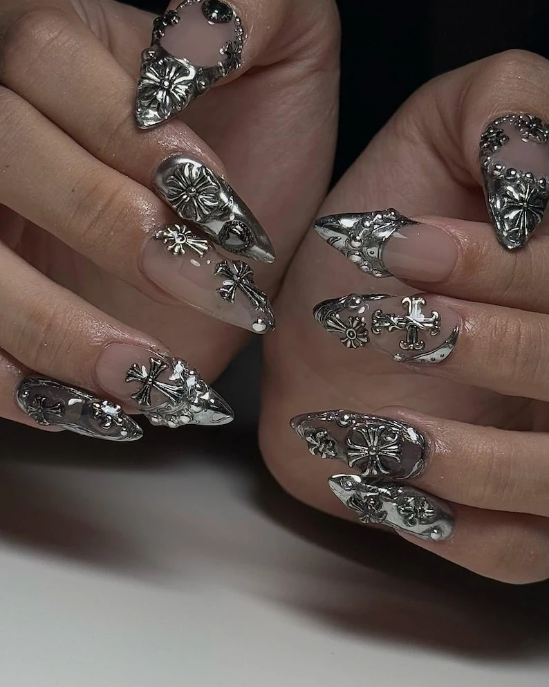 Ongles press on chromés gothiques par AuritaNail, art d'ongles croix argenté 3D, faux ongles punk faits main, ongles acryliques argentés métalliques,