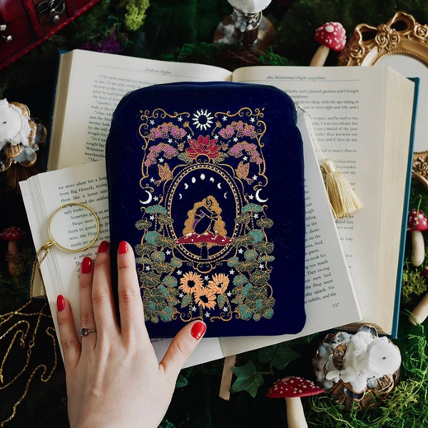 Wonderland E-Reader Sleeve - Blue