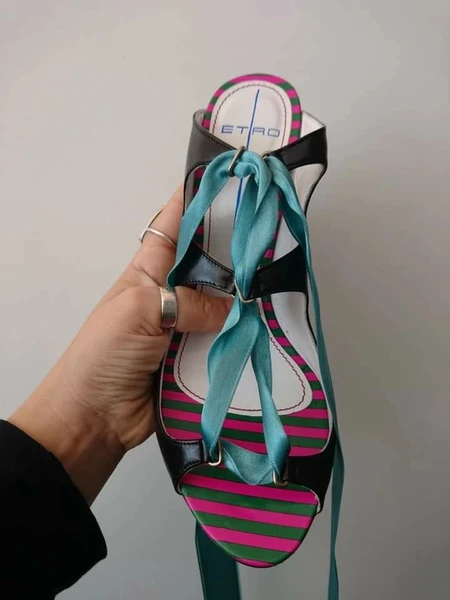 Sandálias em couro ETRO.