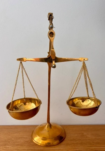 Ancienne balance de précision en laiton