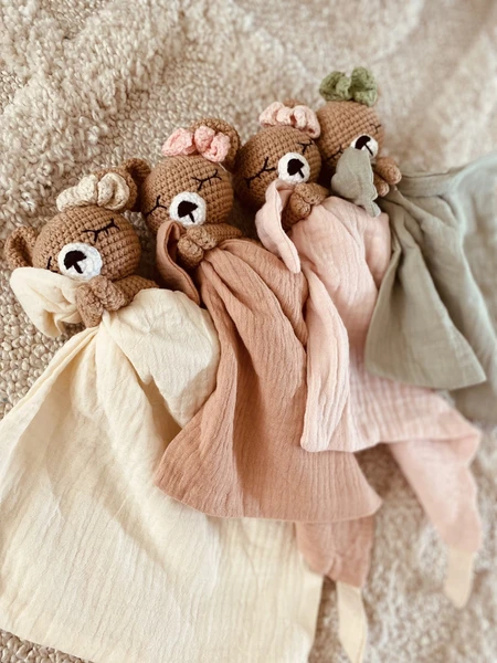 Mon adorable doudou crochet Lola l'ourse-Doudou crochet ourse fait main-doudou bébé- double gaz de coton-cadeau naissance-cadeau noël