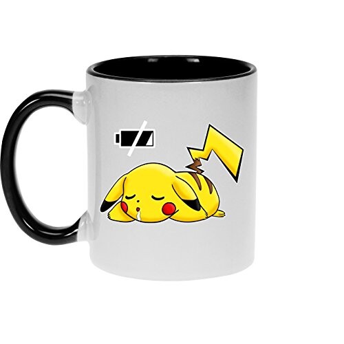 OKIWOKI Mug Noir Pokémon parodique Pikachu : Batterie à Plat ! (Parodie Pokémon)
