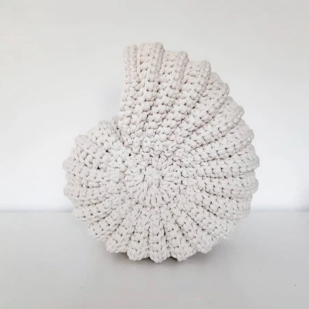 Coquillage rond crème en crochet