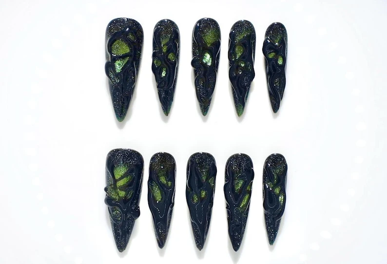 Ongles gothiques faits main personnalisés | Texture chrome noir | Design scintillant vert | Ensemble de presse à talons aiguilles longs