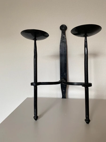 Vintage castiron tweearmige kandelaar voor aan de wand