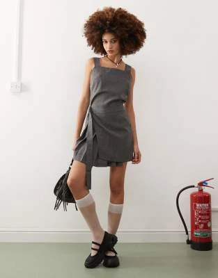 COLLUSION - Robe chasuble courte style kilt avec détail boucle - Gris | ASOS
