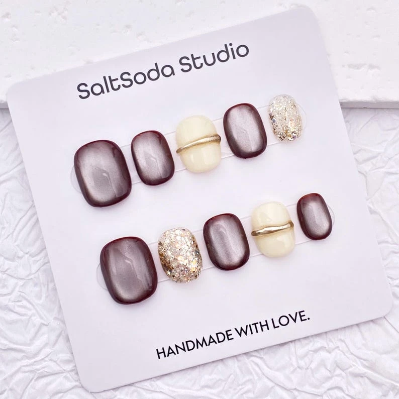 Ongles faits à la main avec paillettes scintillantes : oeil de chat marron, rond court