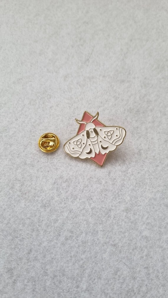 White Moth - Badge d’épingle en émail, épingle à revers, badge d’épingle à papillon céleste, épingle à longe, épingle à sac à dos, collectionneur d’épingles, épingle à papillon de lune, épingle à mite blanche