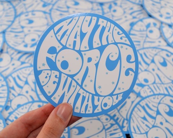 Autocollant vinyle, 'May The Force Be With You' 10cm - Star Wars, Décalcomanie, Fun, Cadeau, Rétro, Groovy, Années 70, Un nouvel espoir, Psychédélique, Jedi, Science-fiction