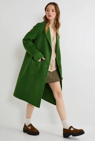 Manteau boutonné contenant de la laine
