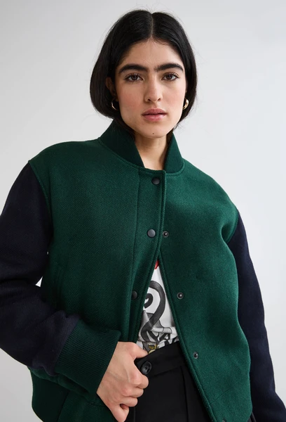 Teddy vert et manche bleu avec une broderie soleil sur le dos, Vincent Darre X Monoprix, contenant de la laine