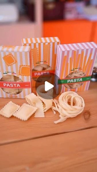 Marguerite et Jorge on Instagram: "La pasta de la mama en feutrine – le DIY gourmand à faire avec ou pour vos enfants ! 🍝🤤Parce qu’on le sait bien… les enfants adorent les pâtes ! 😄 Pour compléter la petite dînette de Georges, j’ai imaginé ce petit DIY ludique, trop cute et ultra-réaliste : des pâtes en feutrine. 🥰 Ce projet s’intègre parfaitement à sa mini cuisine en bois et promet des heureeeees de jeu autour de la cuisine italienne ! 🇮🇹Et comme j’aime soigner les détails, j’ai aussi créé un packaging en carton pour ranger toutes ces petites pâtes. Commente « PASTA » pour recevoir le pdf à imprimer en A4 sur du papier cartonné ! ✂️Entre la couleur des rayures, la douceur de la feutrine et la créativité des enfants, ce DIY est un vrai plaisir à réaliser. Simple, rapide et accessible même aux plus jeunes, il fera le bonheur des petits cuisiniers en herbe.Alors, dites-moi : vos enfants aussi sont fans de pâtes ? Et surtout… montrez-moi vos créations ! 🍝✨....#pasta #dinette #feutrine #diy #diyforkids #kidsdiy #kidskitchen #couture #jecoudsdoncjesuis #tutocouture #kidsplay #kidsplayideas #activitemanuelle #activiteenfant"