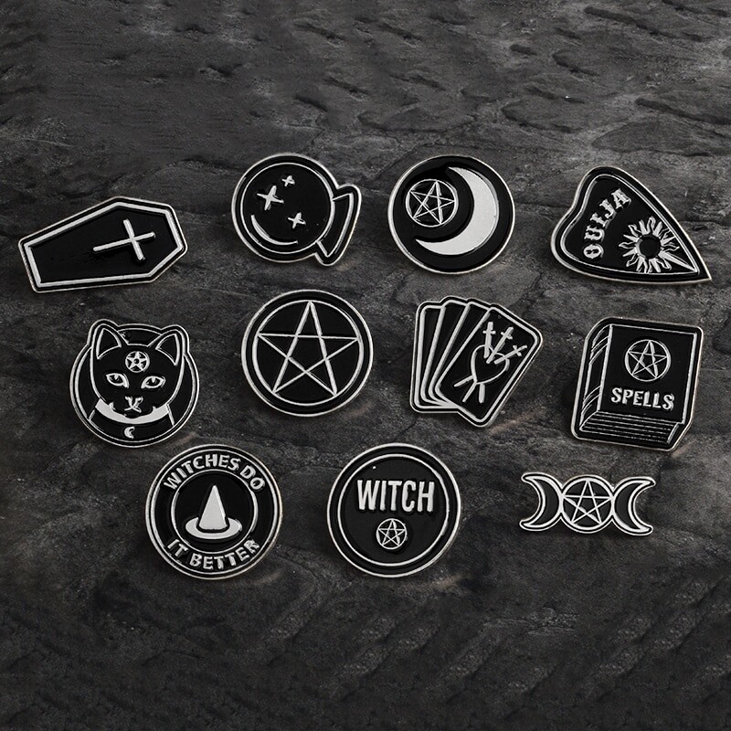 Accessoires de fête d'halloween Punk noir foncé Ouija, poignard de lune, cœur, boule de cristal, sorcières, cercueil, Badge en émail