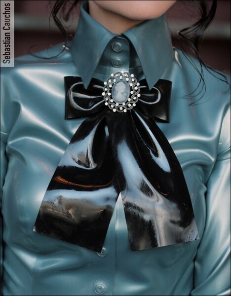 Bow with Cameo