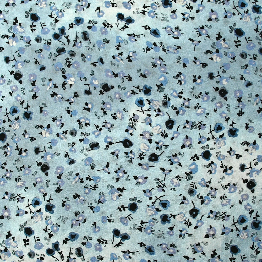 Voile de viscose imprimé fleurs dansantes fond bleu brumeux