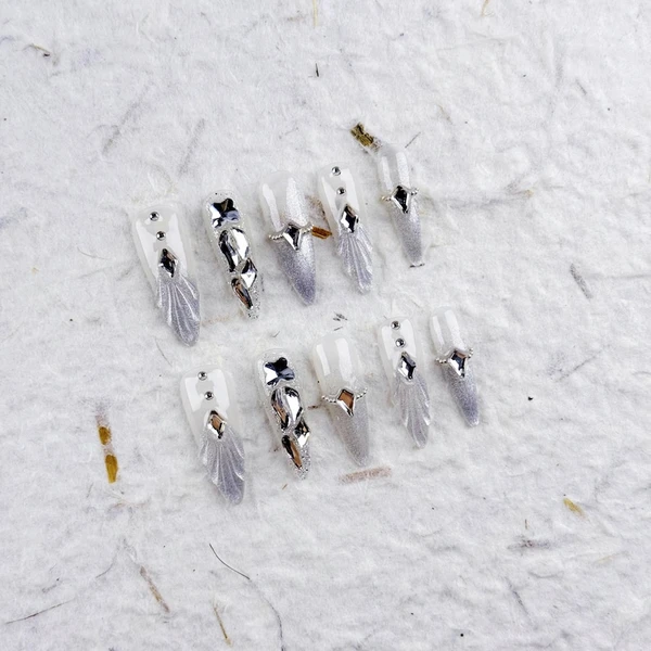 Ongles pressés style long élégant avec blanc translucide, paillettes argentées et formes géométriques 3D, faux ongles pour mariages et soirées glamour