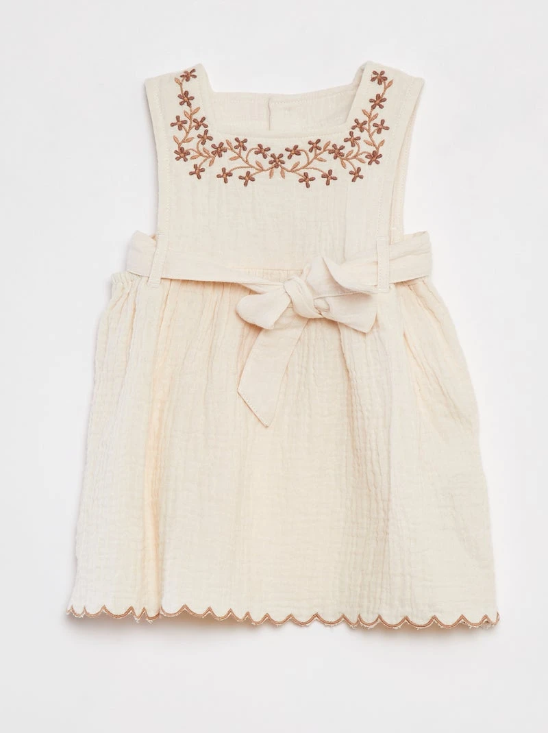 Robe en gaze de coton et broderies avec ceinture