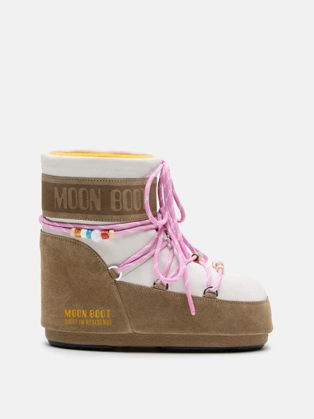 MOON BOOT X GUEST IN RESIDENCE BOTTES ICON LOW EN DAIM MIEL ET SABLE BLANC AVEC PERLES