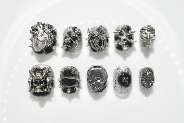 Presse gothique punk sur les ongles | Argent noir avec tête de mort, coeur et pointes 3D | Faux ongles carrés courts Y2k style heavy metal rock