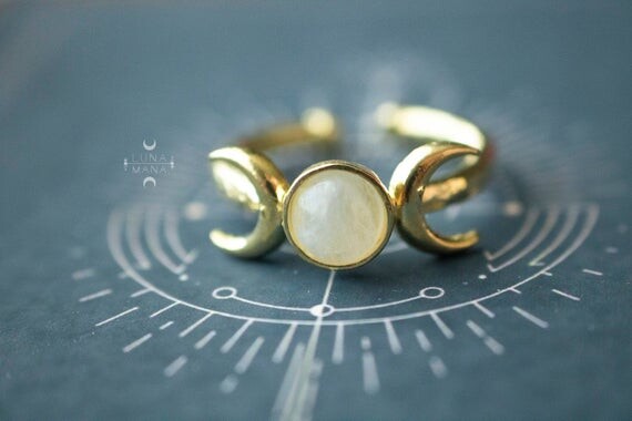 Bague Lunaire &quot;Pierre de Lune&quot; (réglable, pierre naturelle labradorite blanche, cabochon rond, métal laiton, enchantée), idée cadeau.