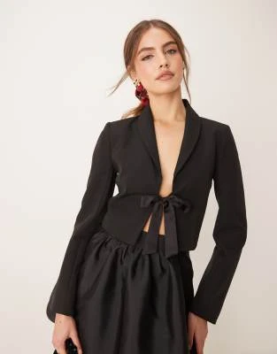 Miss Selfridge - Blazer court avec ruban - Noir | ASOS