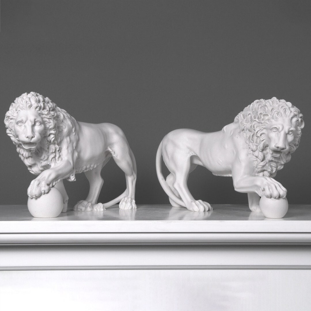 Statues de lions des Médicis en paire (petites) - Art de la sculpture animalière en marbre - MADE IN EUROPE (13.4 » / 34 cm) - Décoration intérieure - The Ancient Home