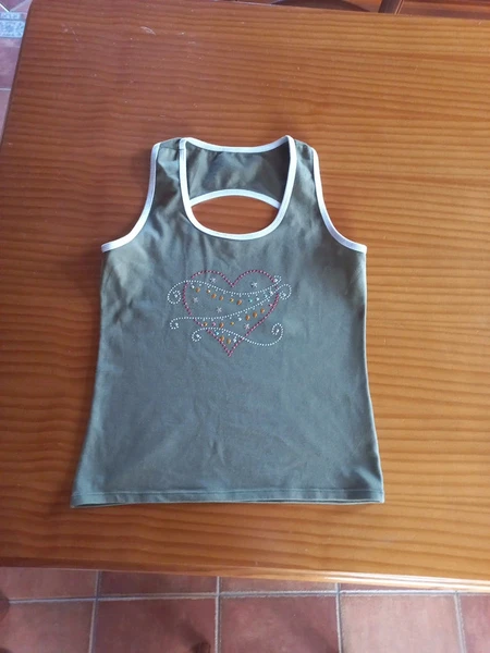 Camiseta de tirantes con abertura en la espalda