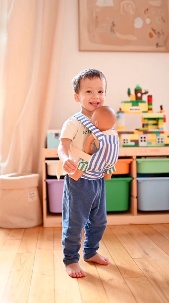 PATRON GRATUIT – Coudre un porte-bébé pour poupon pour les minis qui adorent jouer aux grands !