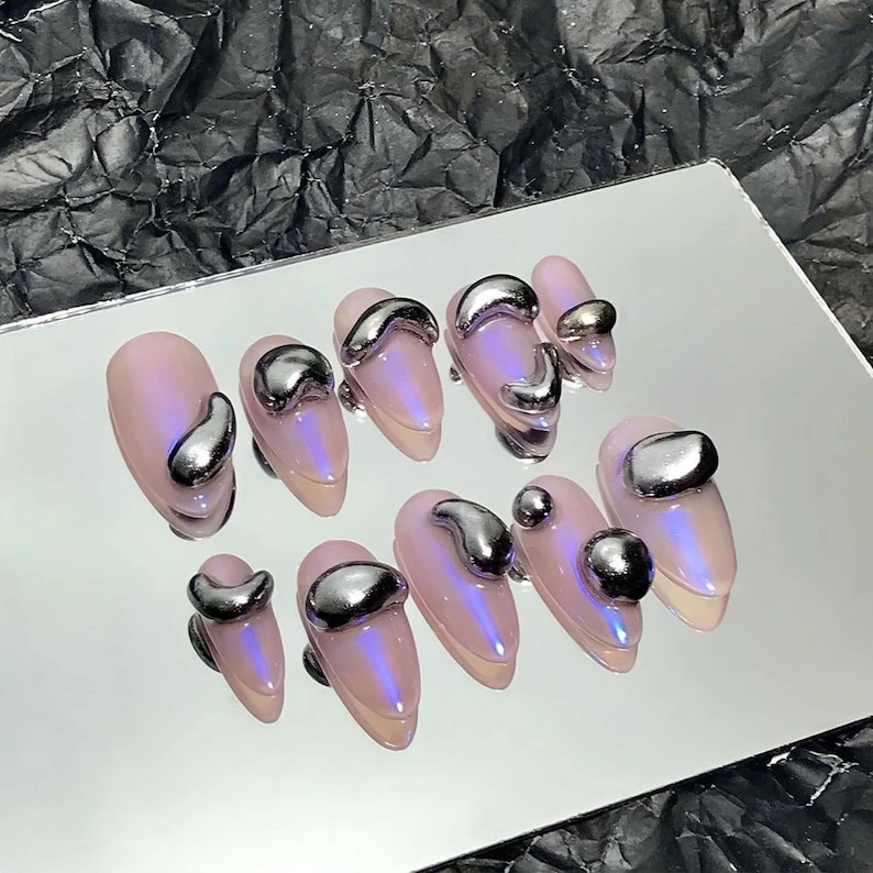 Gouttes d'argent 3D en rose amande pressée sur les ongles, faux ongles personnalisés, faux ongles, colle tendance sur les ongles, nail art de luxe