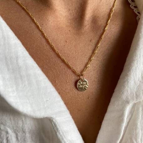 Collier chaîne torsadée & petite médaille martelée en plaqué or