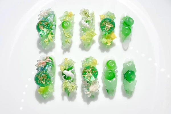 Jade vert à presser sur les ongles | Motif floral en feuille d'or de couleur poisson perlé | Faux ongles faits main de luxe en forme de cercueil