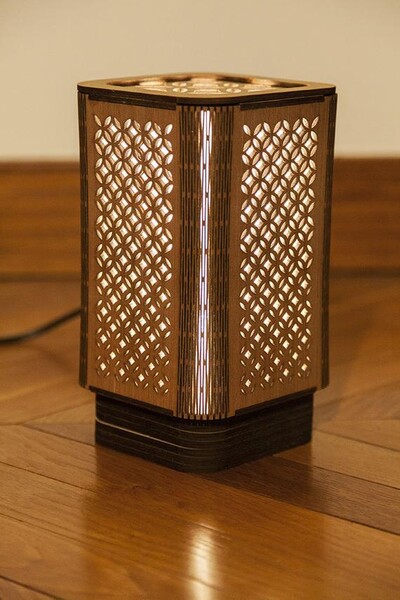 Lampe en bois style Japonaise Japandi, motif géométrique, sombre japonais découpe laser artisanale.