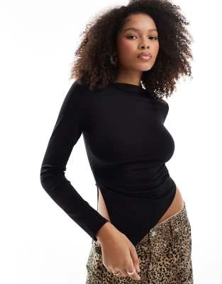 Stradivarius - Top asymétrique effet sculptant à manches longues - Noir