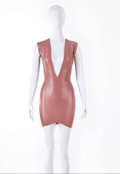 Mini-robe en latex à décolleté en V