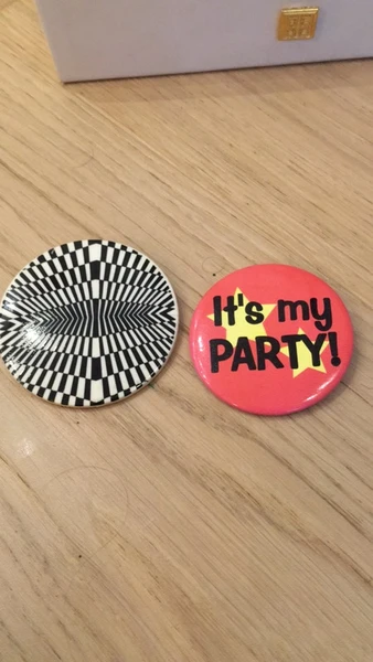 Lot 2 badges vintage