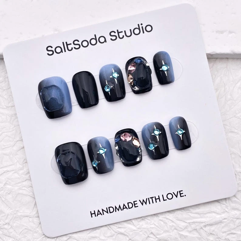 Ongles à presser avec étoiles de cristal colorées : bleu noir ombré, carré court
