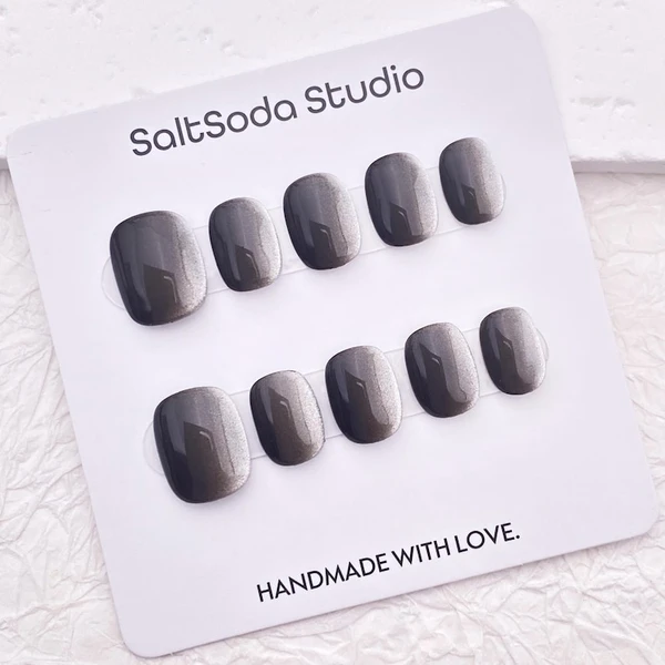 Ongles oeil de chat gris foncé ombrés : Ongles courts et ronds faits main