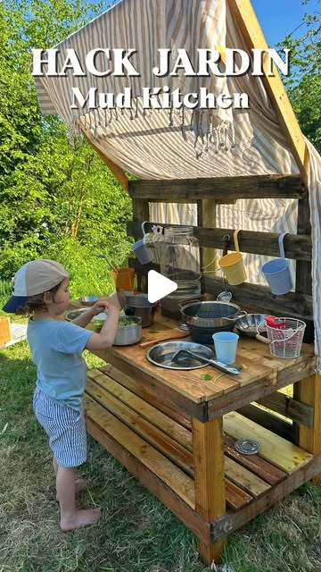 Alexia Villa ✨ on Instagram: "HACK POUR 0€ ?!💰😱Une « Mud Kitchen » 100% RÉCUP, gros succès par ici 👧🏻👦🏻La quasi totalité des accessoires ont été achetés ressourcerie 🙌🏻📌 Et si tu veux te lancer, n’oublies pas d’enregistrer ce post!#mudkitchen #diyhack #bricolagefacile #palettebois #activitéenfant"