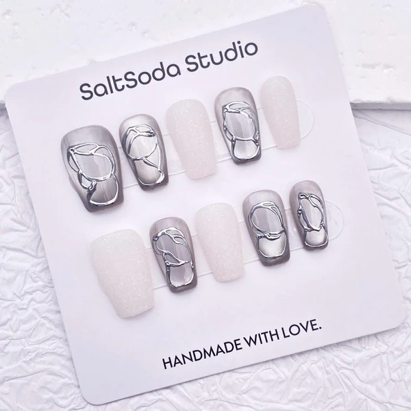 Ongles à presser en métal faits main : oeil de chat argenté, blanc mat, carré moyen