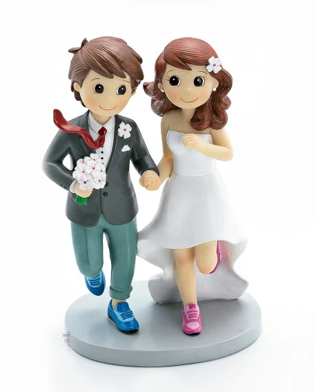 Figura de tarta con unos novios runners corriendo