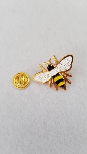 Bee Kind - Badge d’épingle en émail, épinglette à revers, badge en émail d’abeille, épinglette à longe, cadeau d’amitié, épinglette de sac à dos, badge de gentillesse, cadeau de gentillesse, abeille