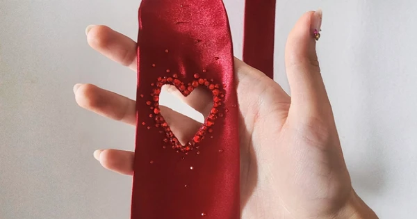 Cravate coeur creusé