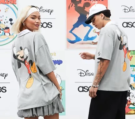 ASOS DESIGN - Disney - T-shirt unisexe oversize à col polo et imprimés Mickey Mouse - Gris chiné