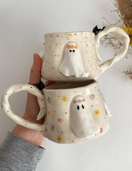Mug automne minimaliste hippie fantôme et chat mignon - Mug d'Halloween en céramique fait main, tasse, tasse peinte à la main sur le thème de l'automne