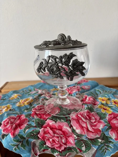 Ancienne bonbonnière sur pied verre et étain motifs escargots et roses