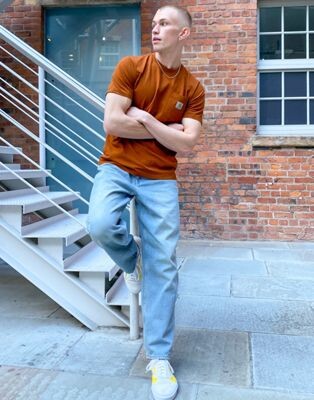 Carhartt WIP - T-shirt à poche - Orange | ASOS